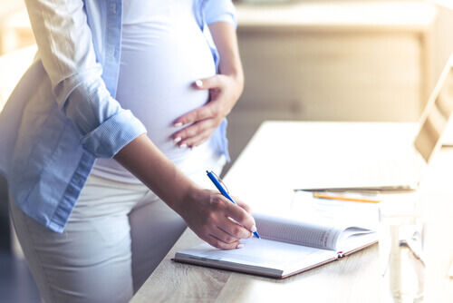 Gravid kvinne med fødselsplan