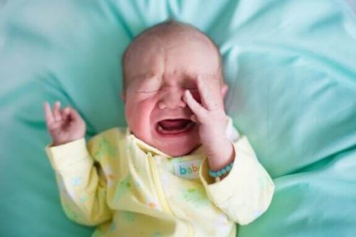 Hvorfor hender det at babyer våkner opp gråtende?