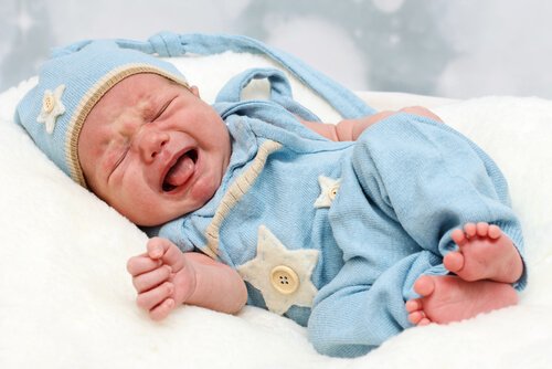 Gråtende baby i pyjamas