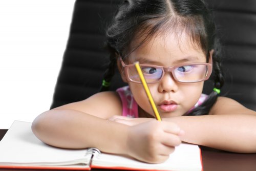 Jente med skjelende øyne.