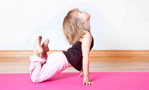 Jente utøver yoga