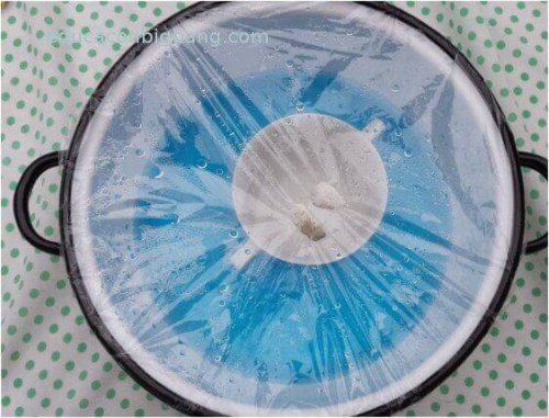 Du kan sette igang et eksperiment for å forklare vannets kretsløp.