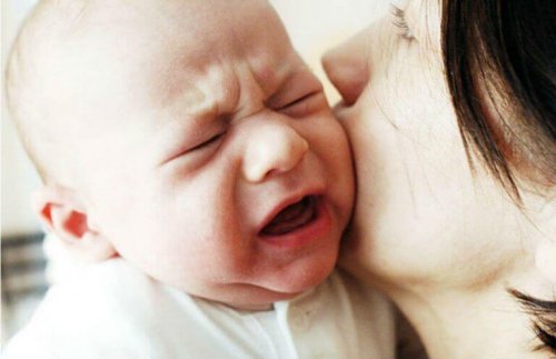 Burde du la babyen gråte om natten? Eksperter er uenige.