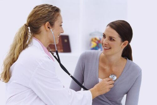 Kvinne blir undersøkt av lege