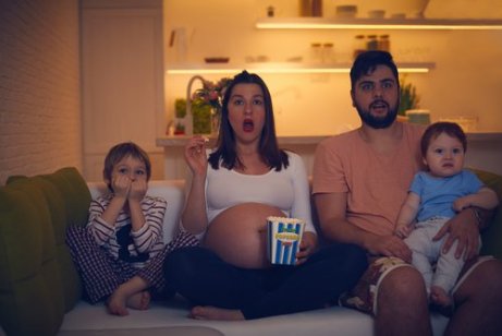 Familie ser på film sammen