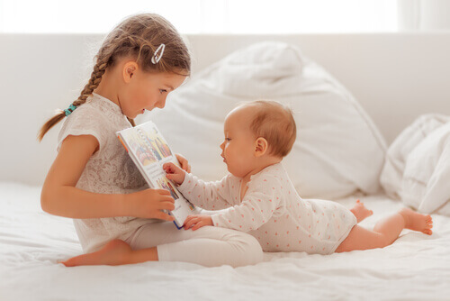Jente som stimulerer hørselen til baby.