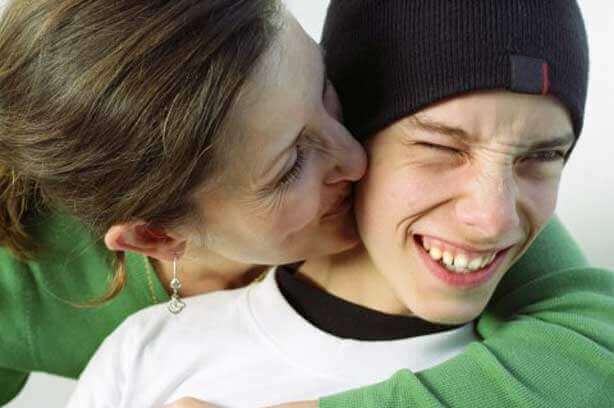 Mor som lærer tenåring om viljestyrke