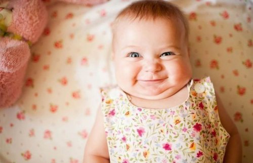 Smilet er kun én av mange underverker med babyer, og det er for sosial kontakt med foreldrene. 