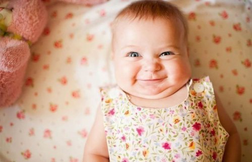Smilet er kun én av mange underverker med babyer, og det er for sosial kontakt med foreldrene.