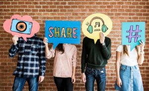 Bør jeg sjekke mine barns sosiale medier?