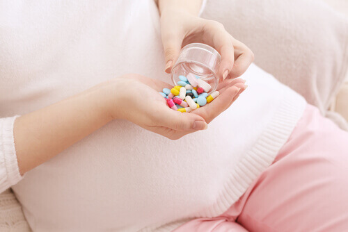 Vitaminer og gravid kvinne.