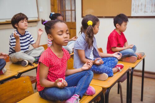Barn som mediterer.