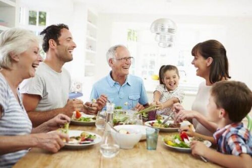 Glutenallergi, familie ved middagsbordet.