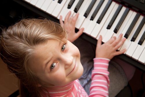 jente spiller piano