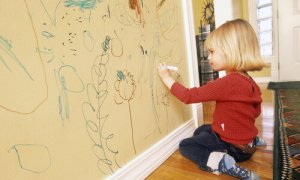 5 tips for å hindre barn i å tegne på veggene