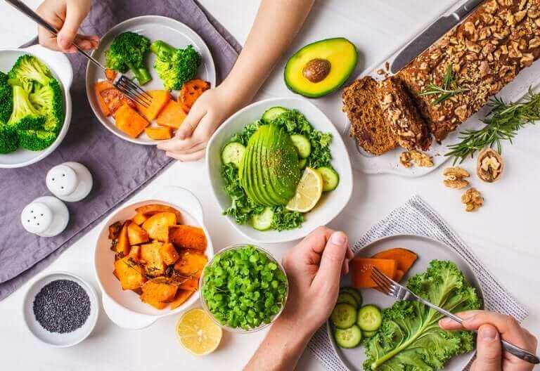 Et vegetarisk måltid på et bord