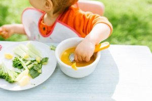 Babystyrt mattilvenning: Kan babyer lære å spise på egen hånd?