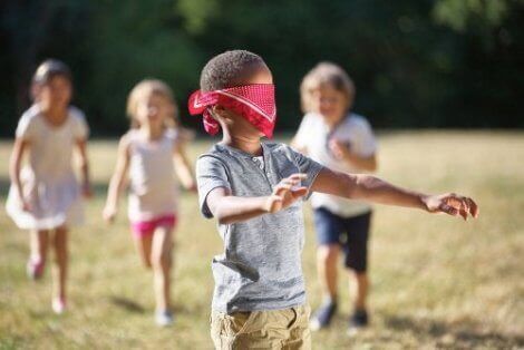 5 aktiviteter for å utforske taktil stimulering hos barn