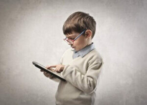 Hva tilbyr nye teknologier i klasserommet barn?