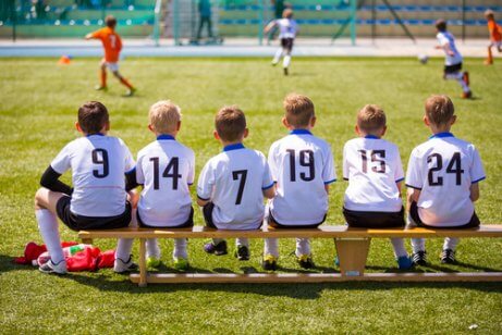 Idrett oppmuntrer til teamarbeid hos barn