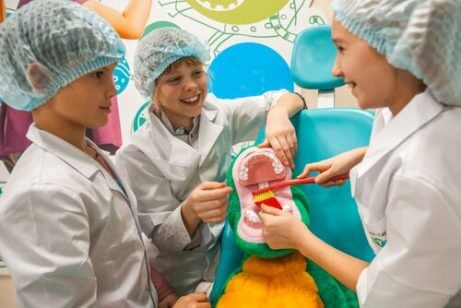 Hvordan hjelpe barna dine å overvinne frykt for tannlegen