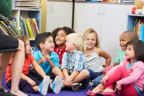 Fremme en følelse av humor hos barneskolebarn