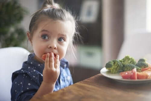 Psykologiske tips for å hjelpe barna med å spise godt