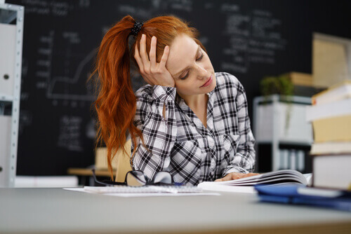 Migrene i ungdommen kan være forårsaket stress fra skolen. 