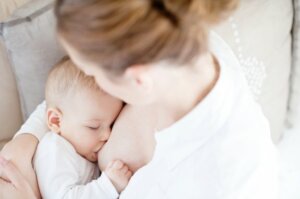 Tips for å avvenne babyen nattamming