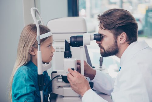 Skjeve hornhinner hos barn kan diagnostiseres ved synstester. 