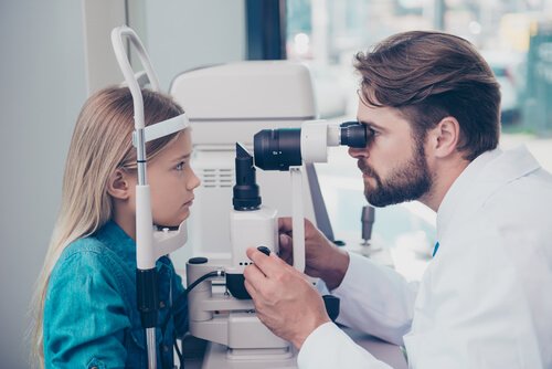 Skjeve hornhinner hos barn kan diagnostiseres ved synstester.
