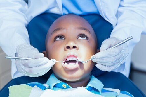 Hvordan hjelpe barna dine å overvinne frykt for tannlegen
