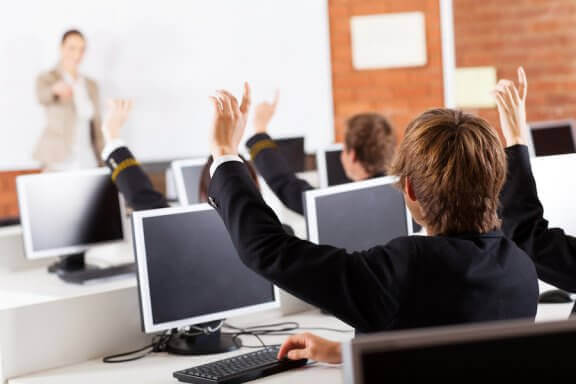 Hva tilbyr nye teknologier i klasserommet barn?