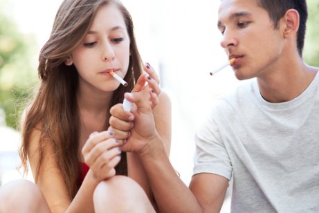 5 nøkler for å forhindre røyking blant tenåringer