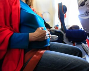 Reise mens man er gravid: Er det trygt?
