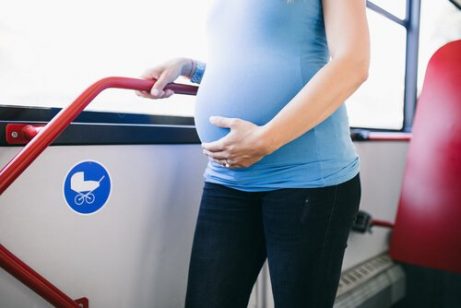 Reise mens du er gravid: Er det trygt?