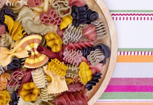 Oppskrifter på pasta med forskjellige farger gjør maten spennende.