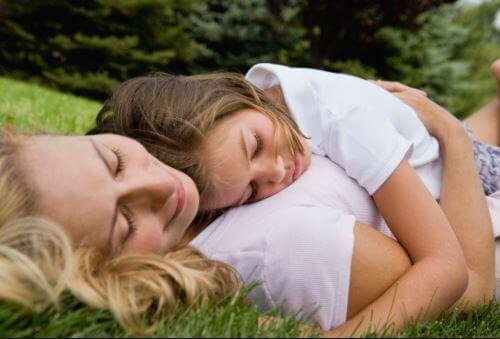 Å sy puter under armene på barna er fristende, men kan føre til vanskeligheter med emosjonell selvkontroll. 