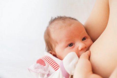 Hvor lenge skal babyer sove før de spiser?