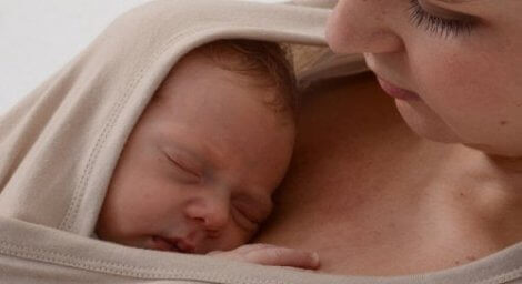 Viktigheten av hud-til-hud-kontakt etter fødselen