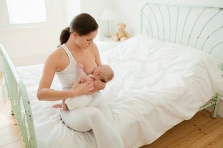Hvor lenge skal babyer sove før de spiser?