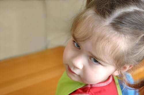 Jente i "nei"-stadiet.