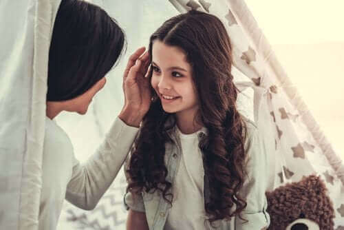 Mor gir datter positiv oppmerksomhet.