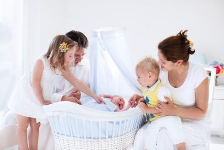 Minisprinkelseng eller babykurv til nyfødte babyer?