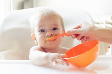 Når og hvordan bør jeg begynne med babystyrt mattilvenning?