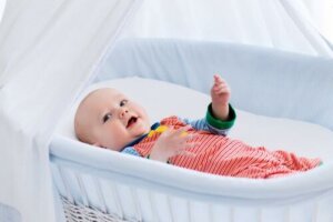 Minisprinkelseng eller babykurv for nyfødte babyer?