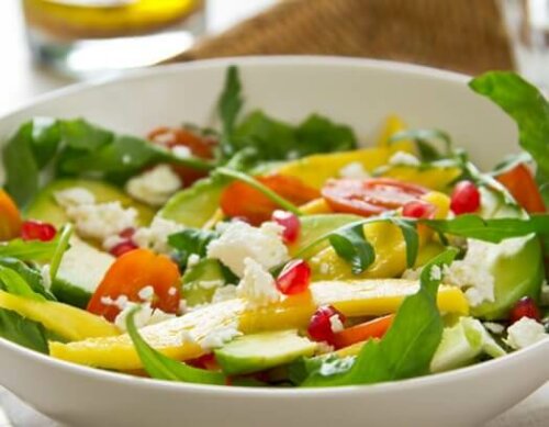 Salte oppskrifter for første trimester: Mangosalat med avokado.