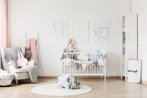 Tips for å organisere babyens rom slik at alt får plass