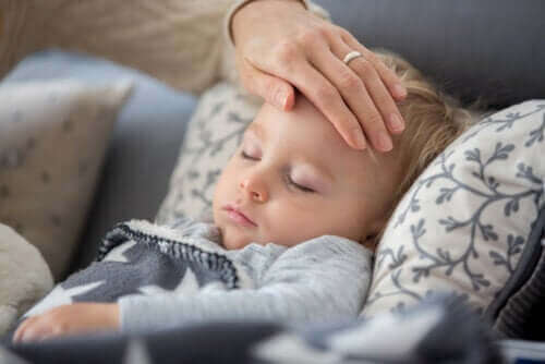 Hva om barnet mitt utvikler feber eller hoste under koronakarantene?