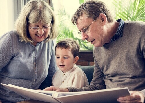 Besteforeldre og barnebarn har et helt spesielt bånd. 
